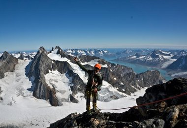 Der Bruno auf dem ersten Pfeilergipfel.Im Hintergung sehen wir den großen Fjord, über den wir zum Karalegletscher gekommen sind (c) Archiv Alexander Huber