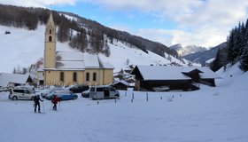 Die Tour beginnt direkt bei der Kirche in Vinaders