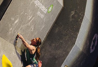 Anna Stöhr im Finale des IFSC Boulder Weltcups 2016 in Innsbruck. (Foto: Elias Holzknecht / KVÖ)