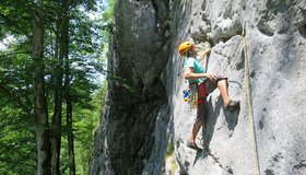 Der Beginn der ersten Seillänge (tolle, steile Lochkletterei).