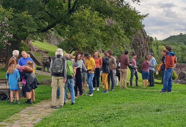 Simon Gietl, Robert Jasper, Hanspeter Eisendle und andere Topalpinisten beim Weg in das Amphitheater 