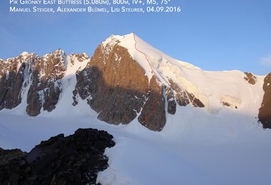 Pik Gronky, Ostpfeiler (5.080m), 800m, IV+, M5, 75°