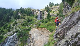 Die Einstiegsplatte des Ziel-Klettersteiges (Zieltal Partschins).