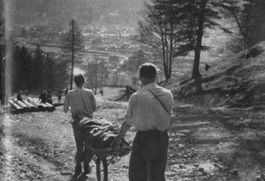 Bei einer Bergung im Dammkar mit selbst gebauter Trage; Foto: Bergwacht Mittenwald/L. Ostler