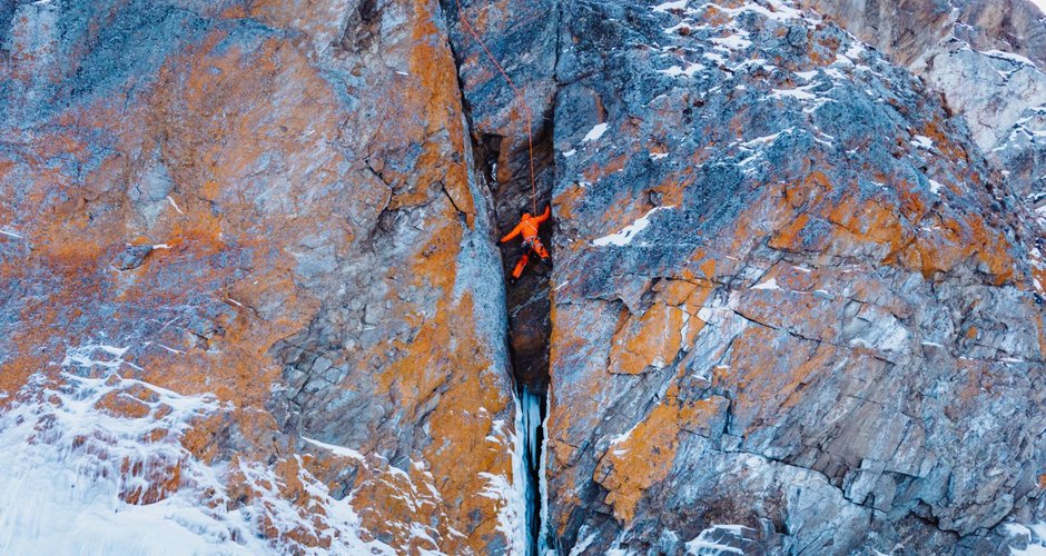 Dani Arnold beim Winter-Klettern am Baikal See (c) Thomas Monsorno