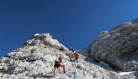 Auf der anderen Seite klettert man wieder zum Plateau hinauf.