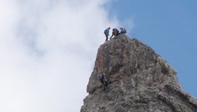 Beim Abseilen - das dauert bei viel Betrieb fast so lange wie der Aufstieg.