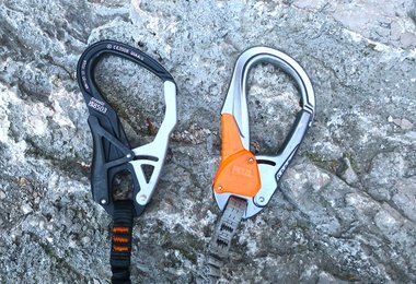 Links der größte (Salewa) Karabiner und rechts der kleinste (Petzl)