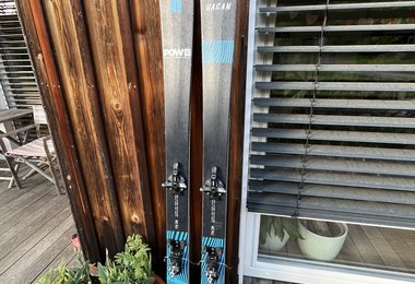 Ein schöner Ski. Die 3D-Construction und das Carbon im Schaufelbereich sind gut erkennbar (c) Hannes Haberl