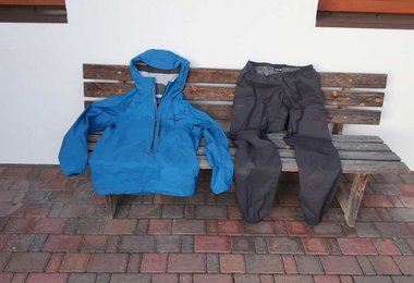 Links der M10 Anorak und rechts die M10 Storm Pant
