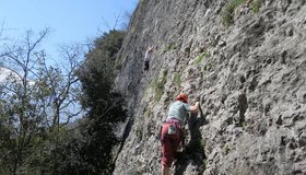 Vorne eine 5c und links die Gardatrentino, 6b