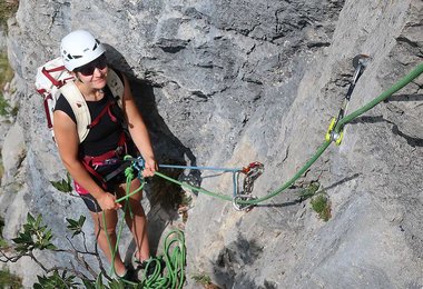 Beim Mehrseillängenklettern mit dem Ohmega in Arco