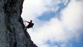 Steil und leicht überhängend