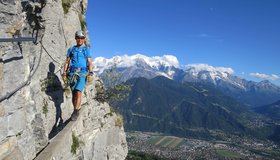 Auf einer der Balken-Brücken