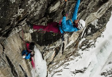 Ines Papert in der 2 Seillänge von „blue steel“ (c) Berger Markus 