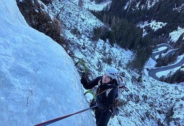 Beim Eisklettern mit der Rab Latok Gore-Tex Kombination