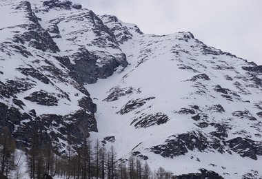 Wandspitze linke Rinne (4.2, E3) Im Frühjahr kann es schnell gehen! Rinne ausgeputzt..(c) Hannes Haberl
