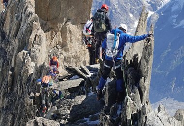 Auf einem Granitgrat in Chamonix