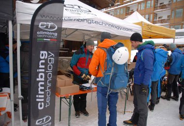 Das Testen der neuesten Eiskletterprodukte der führenden Ausrüsterfirmen