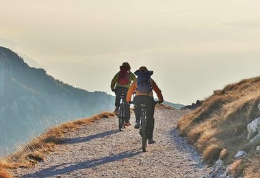 Hoch oberhalb des Gardasees - in Rot der alte in Viola der neue Arcteryx Alpha FL 30 Rucksack