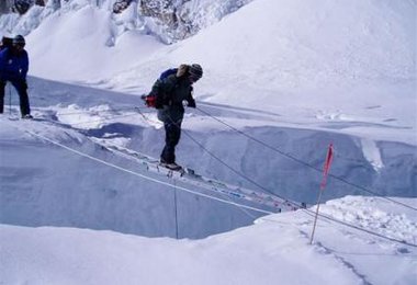 Spaltenbrücke im Khumbu Eisbruch