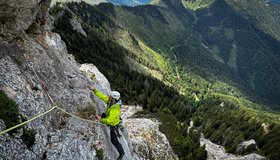 Die plattige Schlüsselstelle am Ende der zweiten Seillänge