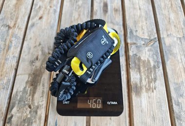 Bei uns zeigt die Waage mit dem Phario 360 Ferrata Set 460 Gramm an