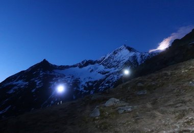 Früher Aufbruch bei einer Hochtour im Zillertal (c) Axel Jentzsch-Rabl