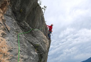 Auch in den Arco-Mehrseillängenrouten macht der Wall Rider Kletterhelm eine gute Figur.