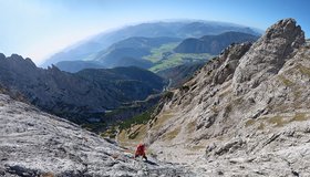 Die schwarze Platte in der dritten Seillänge der Mitterhorn Safari.