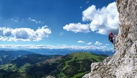Der Einstieg zu Teil 2 - hinten der Kronplatz (Piz da Peres Klettersteig)