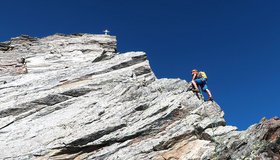 Der obere Südgrat der Zsigmondyspitze - oben das Gipfelkreuz.