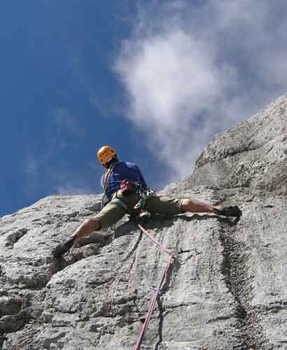 Luftige Kletterei, mit Sigibolts in weitern abständen gesichert – in der Route Don Juan an der Hochkönig-Südwand