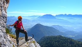 Toller Ausblick auf dem großen Band - Dr. Julius Mayr Weg Klettersteig - Brünnstein