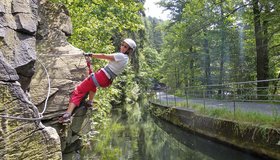 Die Querung auf dem Yeti‘s Weg oberhalb des Wassers - DAV-Klettersteige-Wolkenstein