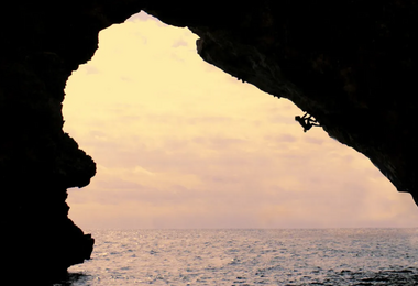 Video: Chris Sharma - Es Pontás, 9a - Remastered