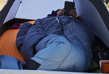 Wir hatten lange Zeit den DownWool-Hybrid Ice Cold 190 Wide Schlafsack ausgiebig zu testen