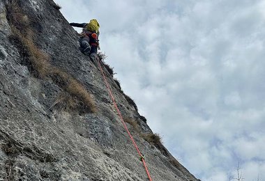 Beim Klettern mit dem Ohmega in einer Mehrseillängentour  der Martinswand bei Innsbruck