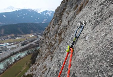 Beim Klettern mit dem Ohmega in einer Mehrseillängentour  der Martinswand bei Innsbruck