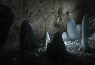 Klettern in der Loser Schneevulkanhöhle (c) ServusTV/MarkusBerger/AlpineManagement