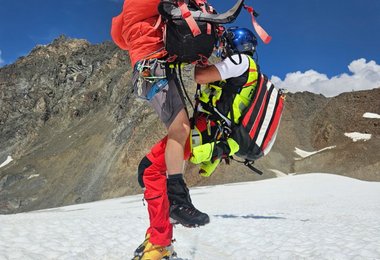 Im Notfall hilft die auffällige Farbe "Supernova" der Guardian Apex Jacket beim Auffinden des Unfallopfers. (Foto: Alexander Strelec)