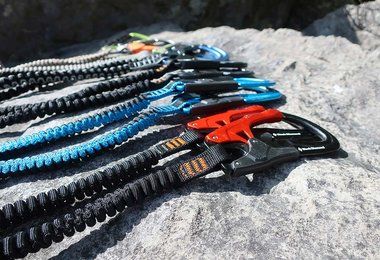 Oft sind die großen, schweren Karabiner für das Zusatzgewicht verantwortlich ...
