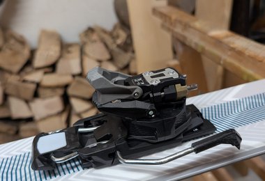 Fritschi-Xenic-12 - Hinterbacken in Aufstiegspostion mit Steighilfe in Postion 2 mit 11°