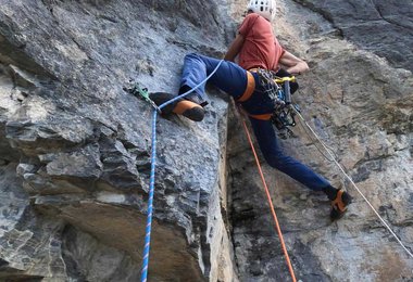 Peter in einer gutgriffigen steilen Passage im unteren Teil der Route. Foto: S.Schuepbach