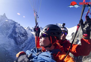 Dani Arnold beim Zustieg zur Grande Jorasse Nordwand (c und Pilot im Hintergrund) Michl Kräftner/Bergtraum