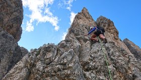 Im Mittelteil der Hexenstein Sass de Stria Südkante