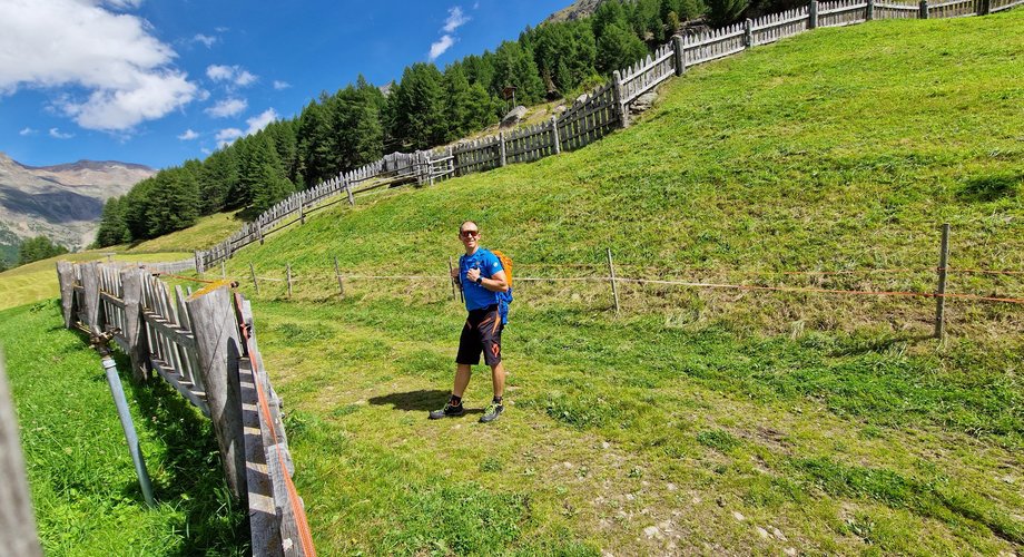 Über sanfte Wiesen geht es durch den Hof hindurch in Richtung Klettergarten
									, 
										Foto: kboomdani