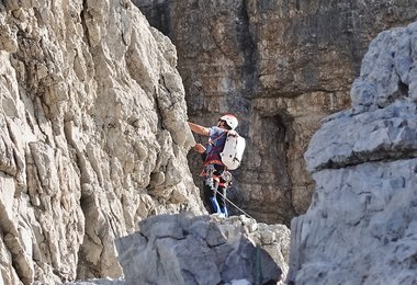 Beim Klettern in der Brenta mit dem Mammut Wall Rider Kletterhelm