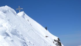 Kurz vor dem Gipfelkreuz (vom Ostgrat aus gesehen).