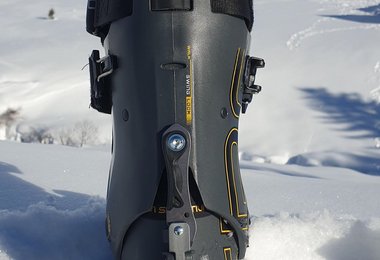 Das SWING-LOCK Closure System, hinteres Ski/Walk-System mit Schwenkrotation - hier SKI Modus